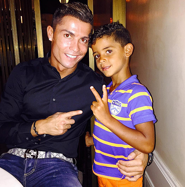 Cristiano Ronaldo si prende una pausa dal campo: va a cena con il figlio