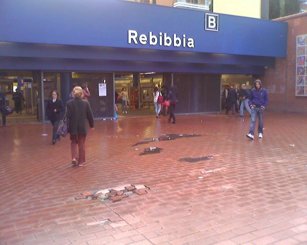 Incendio in via Tiburtina: chiusa metro a Roma
