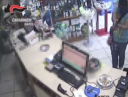 Napoli: rapinano farmacia con bimba di 7 mesi
