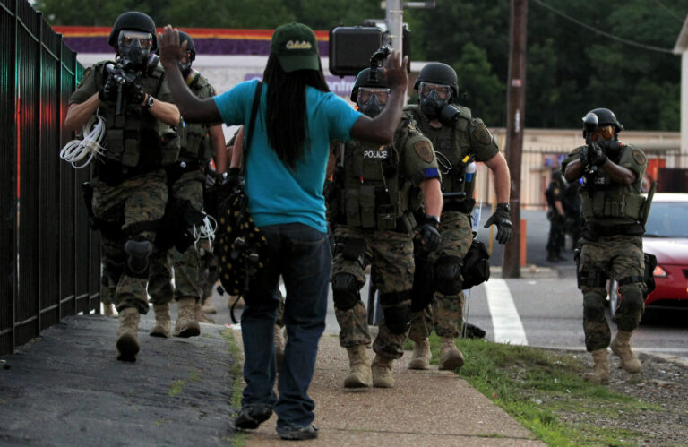 Ferguson, scontri al corteo: arrestata 12 enne