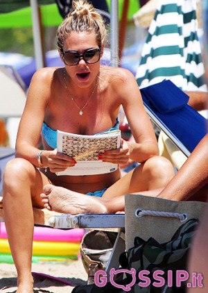 Ilary Blasi, a Sabaudia si gode l’ultimo sole