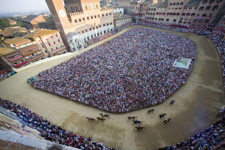Attualita: Palio di Siena rinviato per maltempo