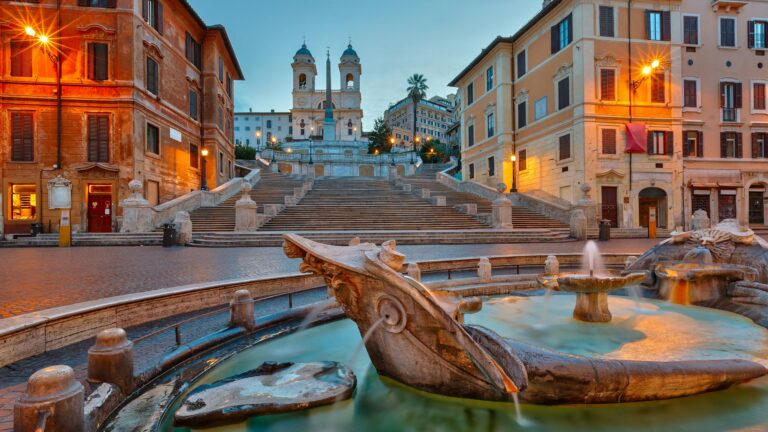 Roma, accoltellato in piazza di Spagna si salva grazie alla sua pancia