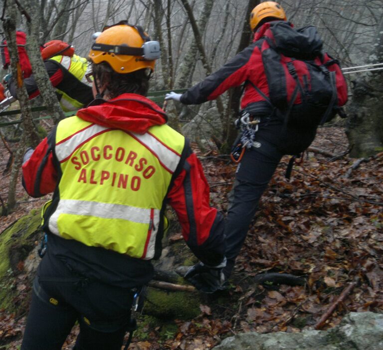 Desenzano del Garda: 84enne cade in dirupo mentre cerca funghi