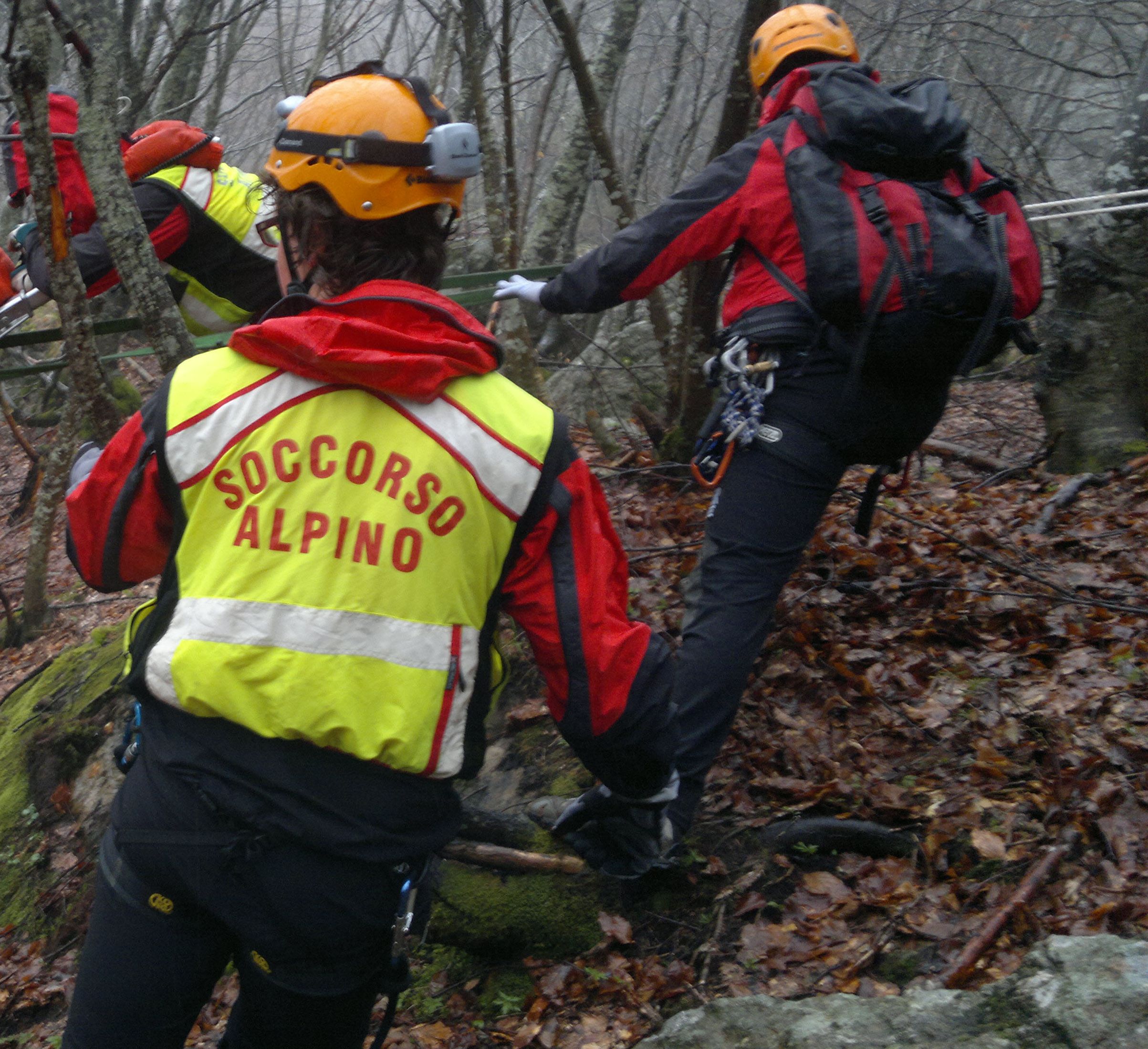 Desenzano del Garda: 84enne cade in dirupo mentre cerca funghi