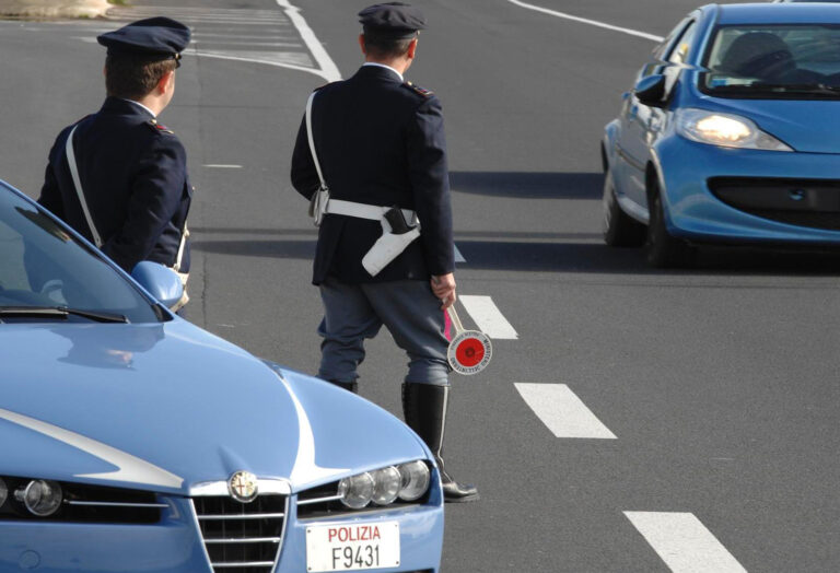 A1 Piacenza-Lodi: tir contro mezzi del cantiere. Muore agrigentino