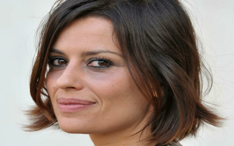 Claudia Pandolfi pancia in vista in un ristorante romano