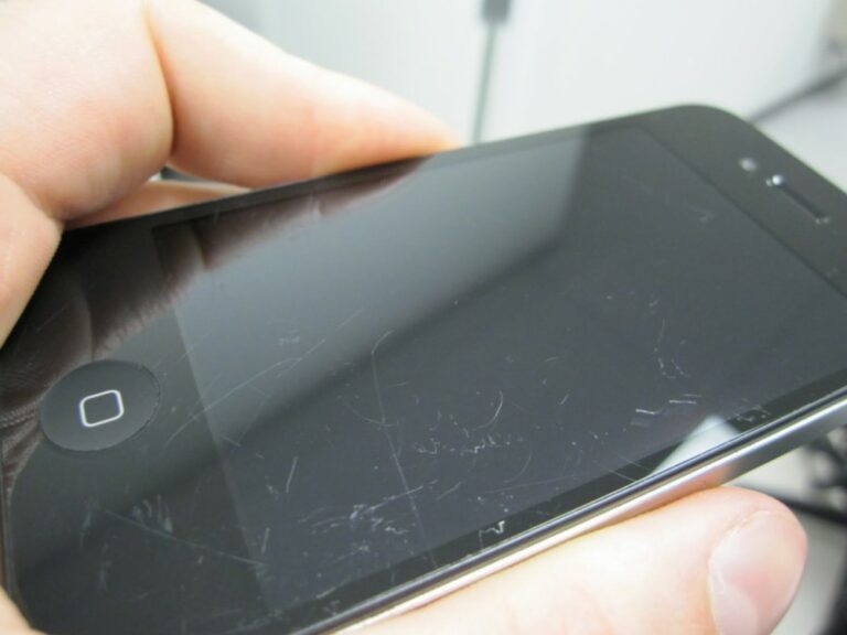 Eliminare i graffi dal display dello smartphone? Ecco come