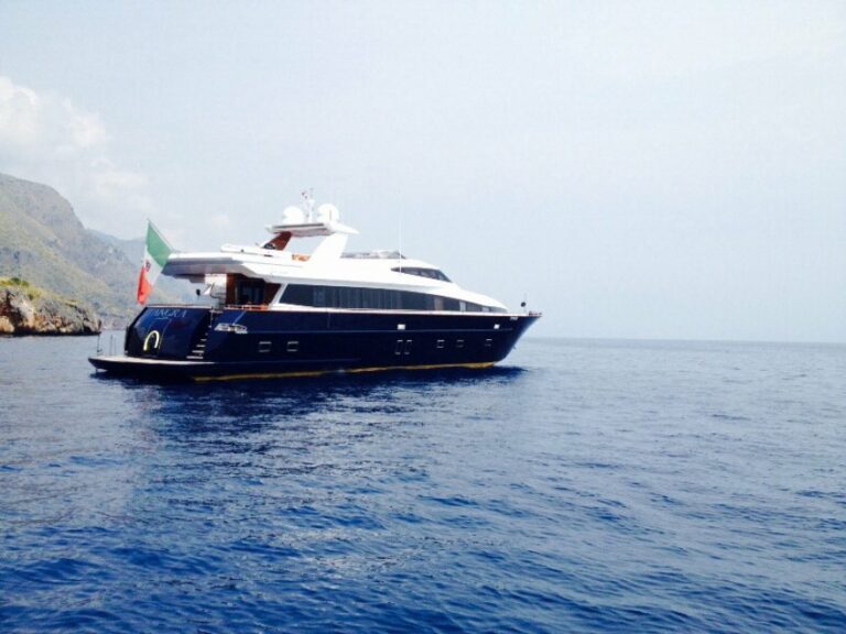 Posillipo: in fiamme lo yacht di De Laurentis. Il patron partenopeo era a bordo