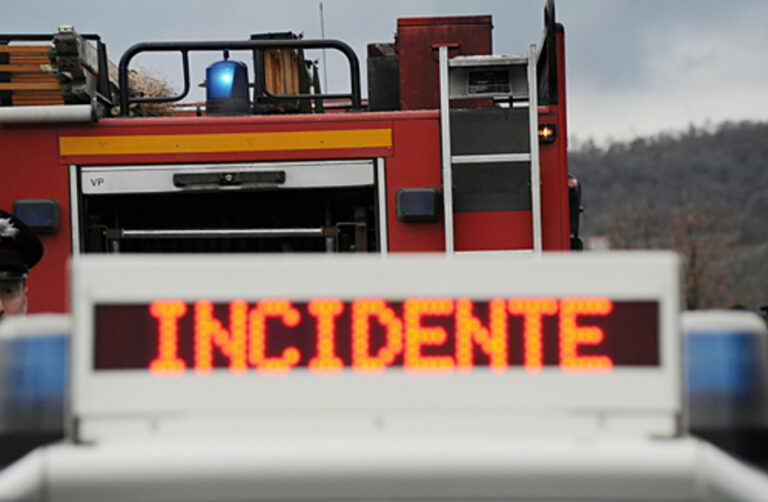 Varese scivola con lo scooter sbatte contro un’auto, muore Andrea Paltani di 18 anni