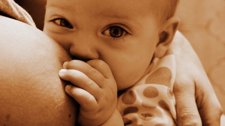 Allattare il vostro bimbo ? Fa bene al bebe’ e anche al fisco
