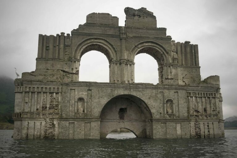 Siccità in Messico, dalle acque riemerge una chiesa del XVI secolo