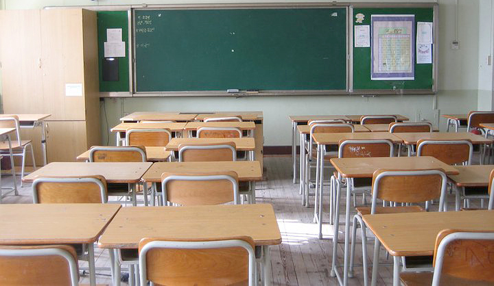 Agrigento, cadono calcinacci dal tetto di una scuola: feriti maestra e alunno