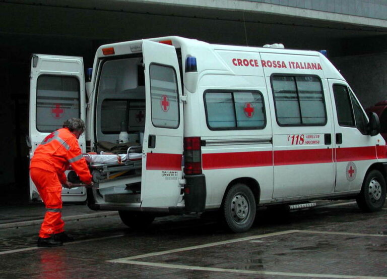 San Sergio (Trieste): scooter sotto autobus, morto 68enne