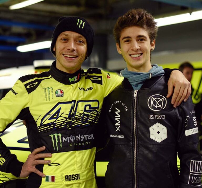 Favij incontra Valentino Rossi al Monza Rally Show: i fan si scatenano