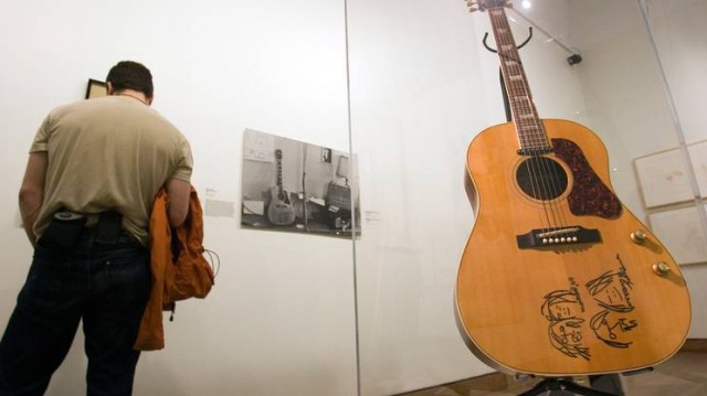 Chitarra di John Lennon venduta all’asta per 2,4 milioni di dollari