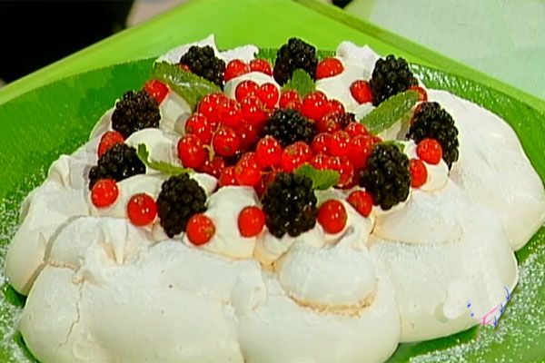 Ricette di Anna Moroni, il Dessert per la tua Domenica: Pavlova con frutti di bosco e panna