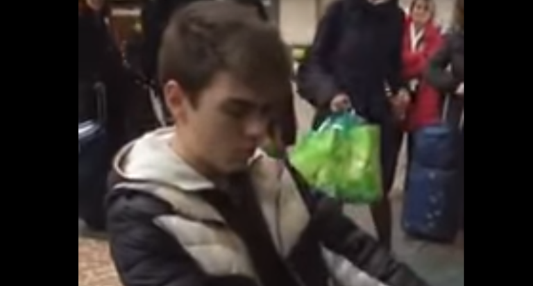 Milano: Ragazzo suona il pianoforte alla stazione Centrale, il VIDEO è virale