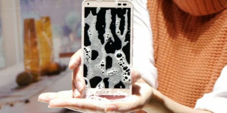 Smartphone lavabile, arriva dal Giappone e si chiama ‘Digno Rafre’