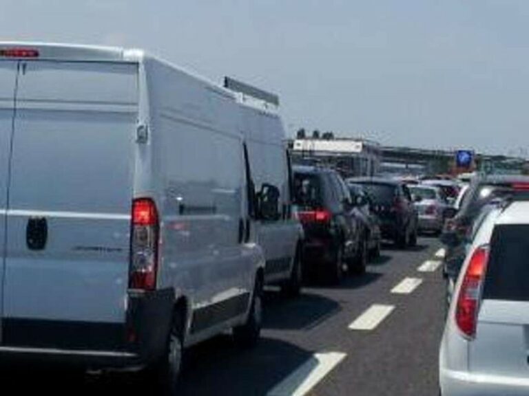 Incidente in autostrada A4, code verso Milano: info rallentamenti traffico oggi 10 dicembre 2015