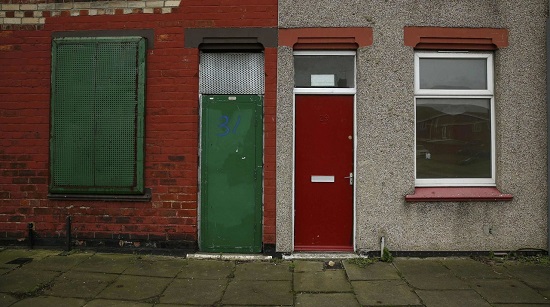 Choc nel Regno Unito case dei profughi segnate con porte rosse
