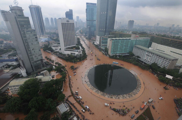 Indonesia, sei esplosioni al centro di Giacarta, sale a sei il numero delle vittime
