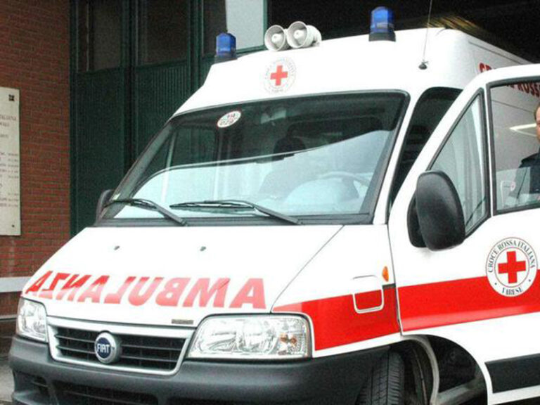 Il nome di Gigi d’Alessio cancellato dall’ambulanza che ha donato. Il cantante è infuriato
