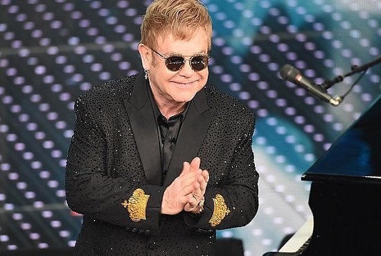 Elton John incanta Sanremo con tre brani e non parla di unioni civili (Video, testo e traduzione Your song)