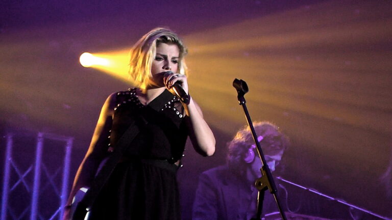 Gli scatti criticati di Emma Marrone, la cantante risponde
