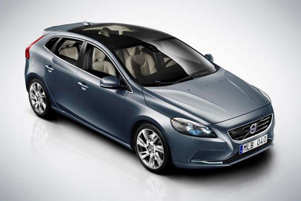 La Volvo V40 si rifà il viso e non solo, restyling e info