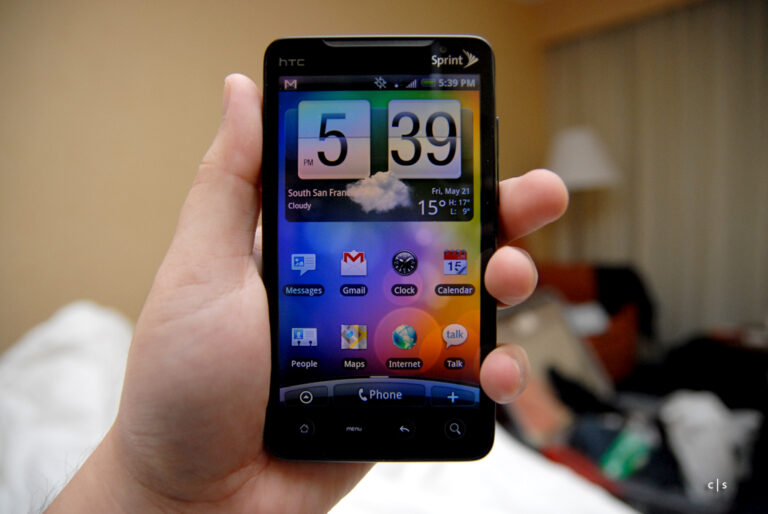 Gli smartphone? Ne compriamo sempre meno