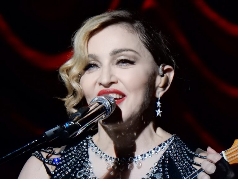 Madonna ubriaca e vestita da clown