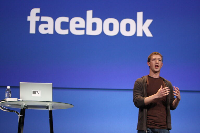 Zuckerberg in Cina discute sul divieto di Facebook