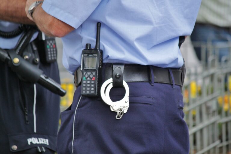 Ubriaco al volante blocca il traffico e minaccia i carabinieri