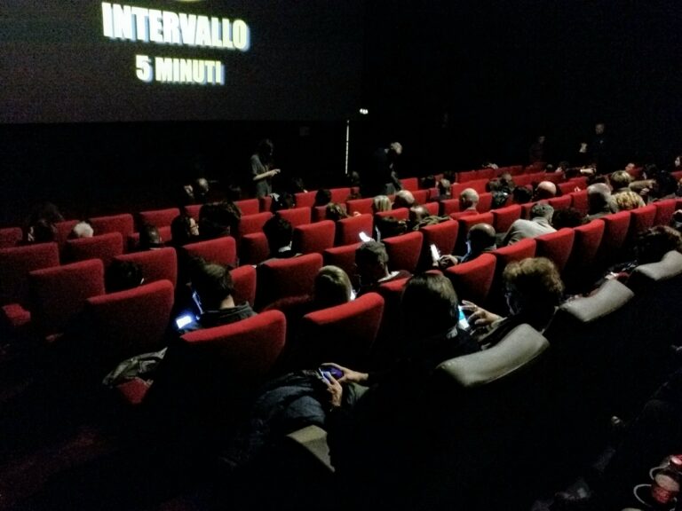Si potrà chattare anche al cinema: ma siamo davvero così phone-dipendenti?