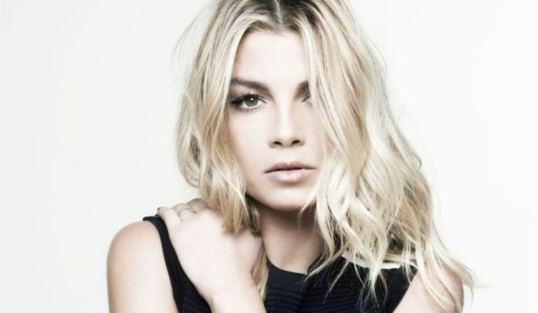 Emma Marrone in tour con la bandiera arcobaleno “I gay danno amore!”