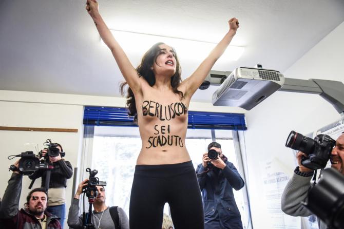 Femen: a seno nudo contro Silvio Berlusconi: "Sei scaduto" 1 Femen a seno nudo contro berlusconi