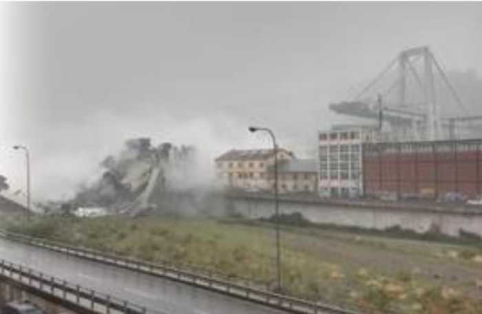 Crolla il ponte Morandi Sulla A10 A Genova.